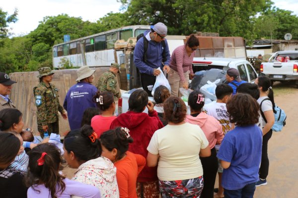 MATKOVICH ACOMPA&Ntilde;&Oacute; A EL &Ntilde;ERI Y SONIA EN LA ENTREGA DE DONACIONES A FAMILIAS AFECTADAS POR LA CRECIENTE