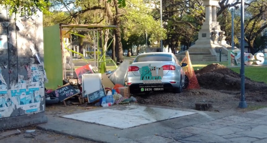 Resistencia: Perdi&oacute; el control de su auto y choc&oacute; contra un carro de panchos de la plaza 25 de Mayo.