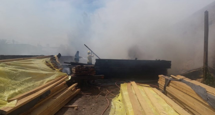 Villa &Aacute;ngela: INCENDIO EN UNA MADERERA CONSUME VARIAS PILAS DE MADERA DE PINO