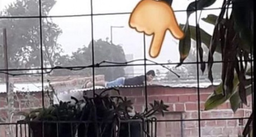 Imagen conmovedora: se acostó sobre el techo de su casa para que la tormenta no se lo lleve