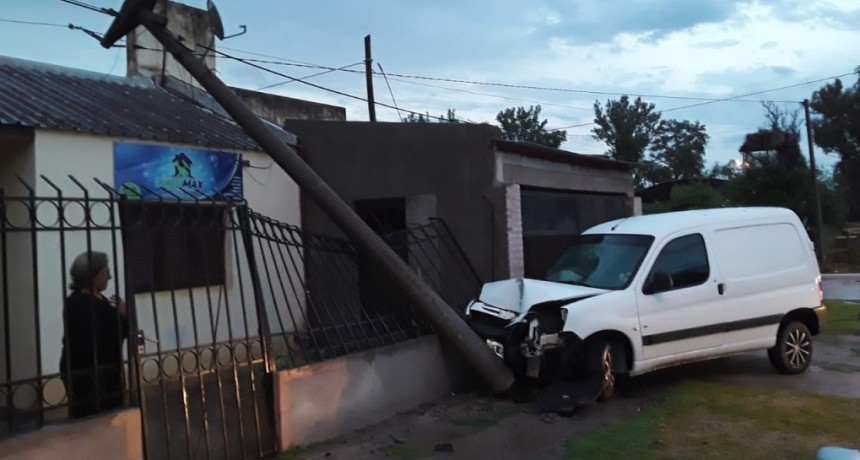 Villa &Aacute;ngela: UN VEH&Iacute;CULO TERMIN&Oacute; INCRUSTADO EN UN POSTE DE LUZ.