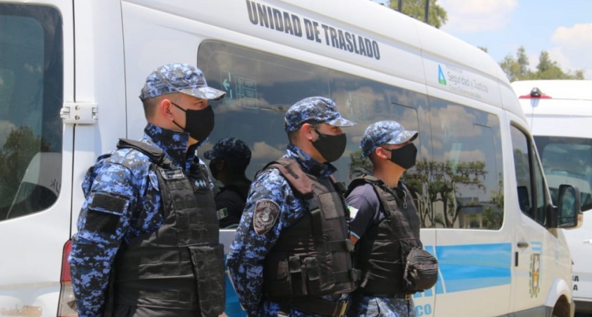 FORTALECIMIENTO INSTITUCIONAL: EN S&Aacute;ENZ PE&Ntilde;A, CAPITANICH ENTREG&Oacute; MINIBUSES Y CHALECOS ANTIBALAS AL PERSONAL POLICIAL
