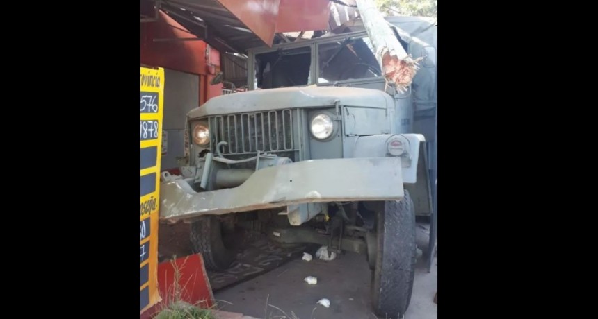UN CAMI&Oacute;N DEL EJ&Eacute;RCITO IMPACT&Oacute; CONTRA UN COMERCIO EN BARRANQUERAS