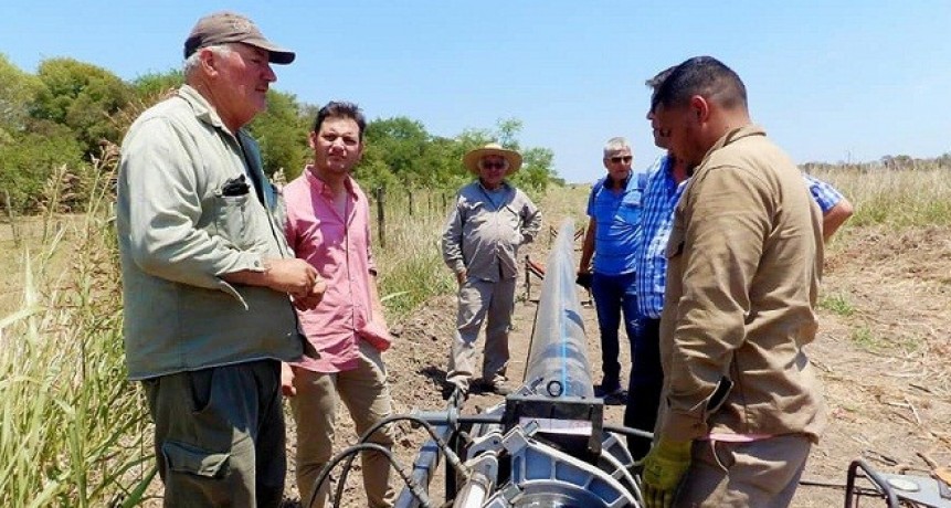 Villa Berthet: FUNCIONARIOS MUNICIPALES SUPERVISARON LOS AVANCES EN LA COLOCACI&Oacute;N DE CA&Ntilde;OS DEL ACUEDUCTO
