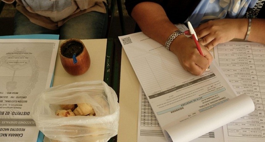 CERRARON LOS COMICIOS EN TODO EL PA&Iacute;S CON AL MENOS UN 71% DE PARTICIPACI&Oacute;N