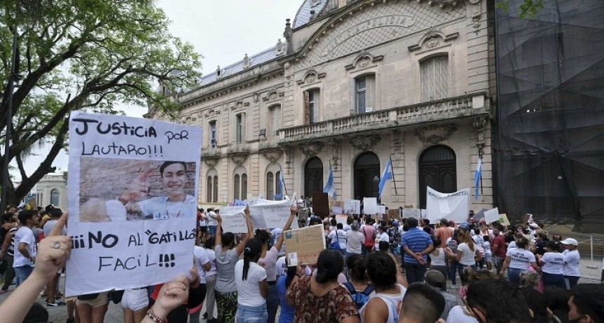 Multitudinaria Marcha por Justicia en Corrientes: LOS POLIC&Iacute;AS IMPUTADOS POR LA MUERTE DE LAUTARO TAMBI&Eacute;N SON INVESTIGADOS POR "APREMIOS" A SU AMIGO 