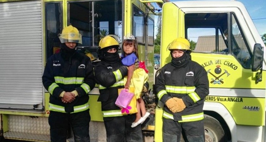 Villa &Aacute;ngela: M&Iacute;A CUMPLI&Oacute; SU SUE&Ntilde;O DE CELEBRAR SUS 3 A&Ntilde;OS  JUNTO A INTEGRANTES DE LA DIVISI&Oacute;N BOMBEROS