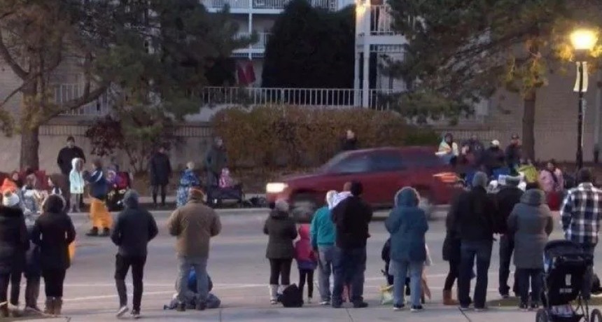 Horror en Estados Unidos: una camioneta atropell&oacute; a un desfile navide&ntilde;o y dej&oacute; 5 muertos