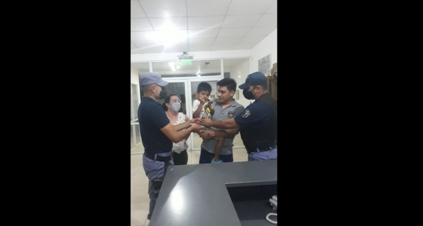 San Bernardo: EL PERSONAL POLICIAL RESTITUY&Oacute; A UN NI&Ntilde;O QUE ESTABA DESORIENTADO EN LA CALLE, A SU PADRE