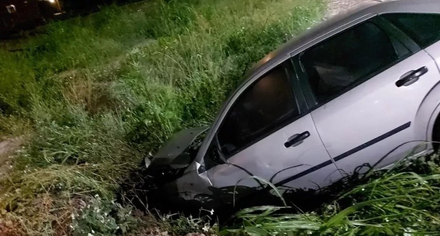 Perdi&oacute; el control de su autom&oacute;vil y termin&oacute; en una zanja
