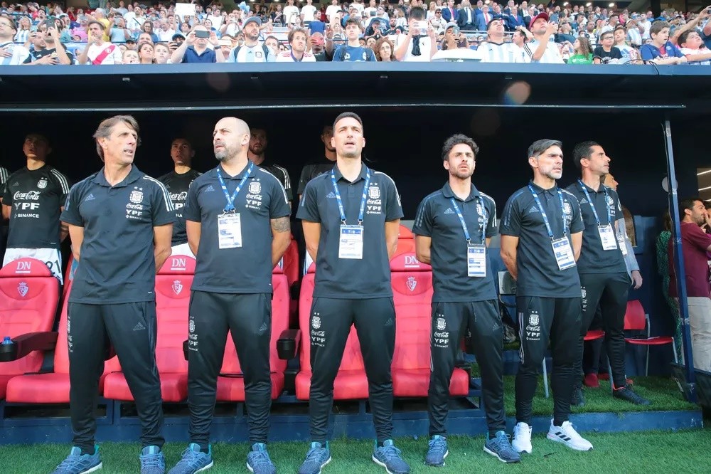 La delegación argentina partió hacia el Mundial de Qatar: el primer futbolista confirmado de la lista y quién será el “jugador N° 27″