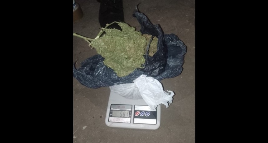 Fontana: INTENT&Oacute; DESHACERSE DE UNA MOCHILA EN LA QUE LLEVABA MAS DE MEDIO KILO DE MARIHUANA