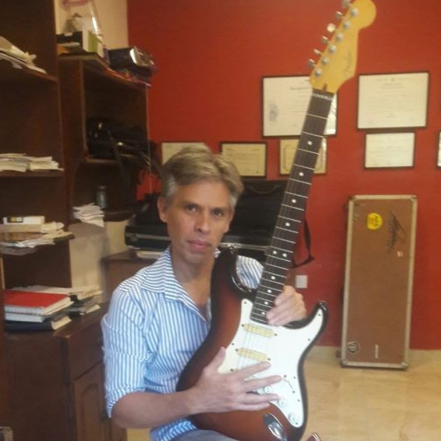 VILLA &Aacute;ngela: Recupera su Guitarra "FENDER STRATOCASTER PLUS" Robada en 2010