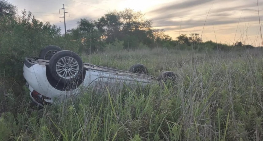 La Escondida: Volc&oacute; con su autom&oacute;vil, tras golpear con un pedazo de cubierta