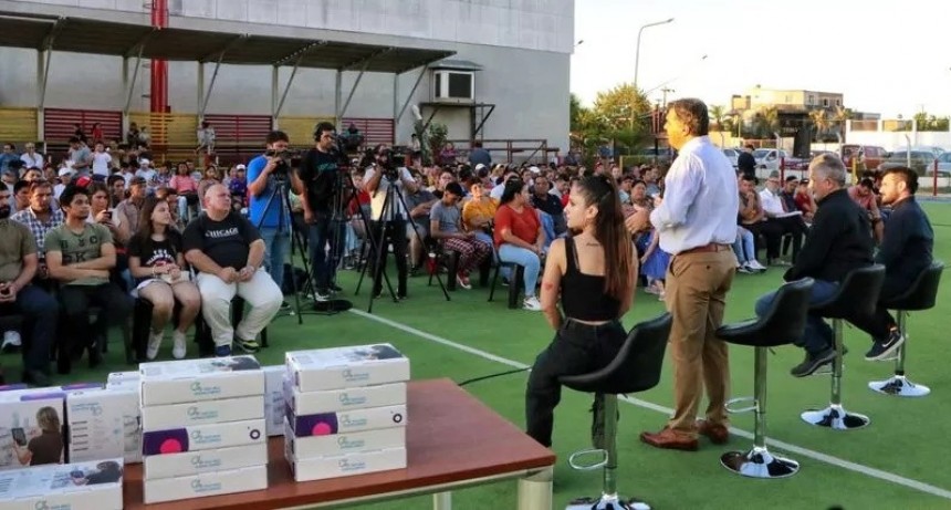 Entregan m&aacute;s de 700 tablets para 44 localidades