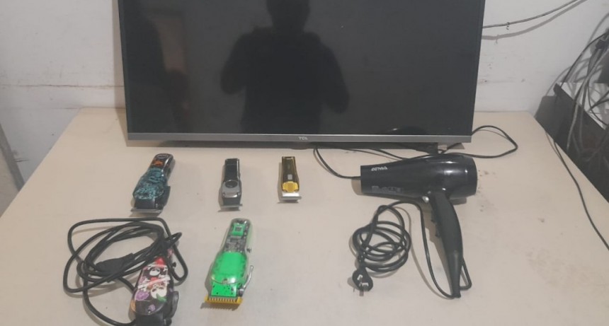 Villa &Aacute;ngela: ENTRARON A SU PELUQUER&Iacute;A Y SE LLEVARON: 2 SECADORES DE PELOS, 7 M&Aacute;QUINAS DE CORTAR CABELLO Y UN TELEVISOR DE 32 PULGADAS