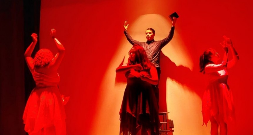 Villa &Aacute;ngela: CON GRAN ASISTENCIA, SE PRESENT&Oacute; LA OBRA DE TEATRO "CUATRA (O LA CAIDA DEL BURKA)" EN LA CASA DEL BICENTENARIO 