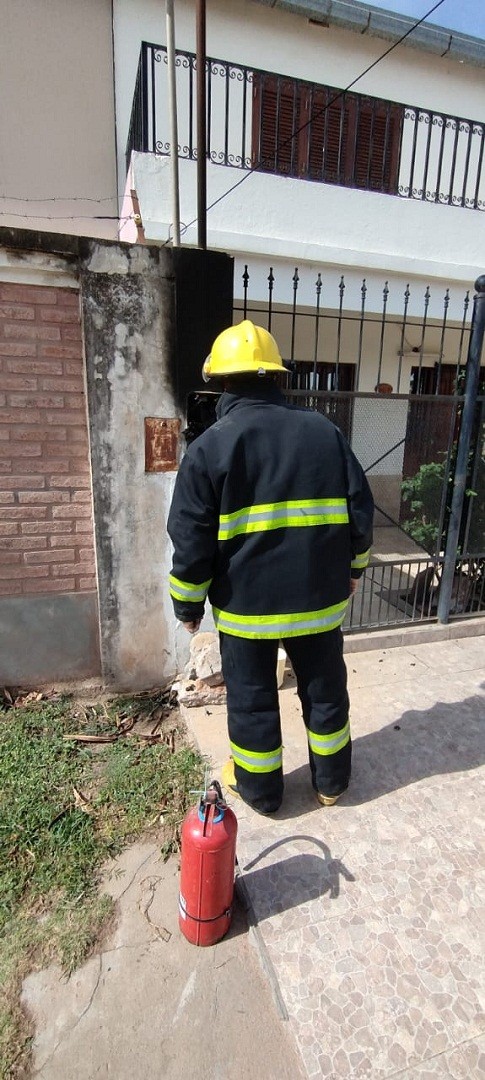 Villa Ángela: SE INCENDIÓ UN PILAR PARA MEDIDOR DE LUZ