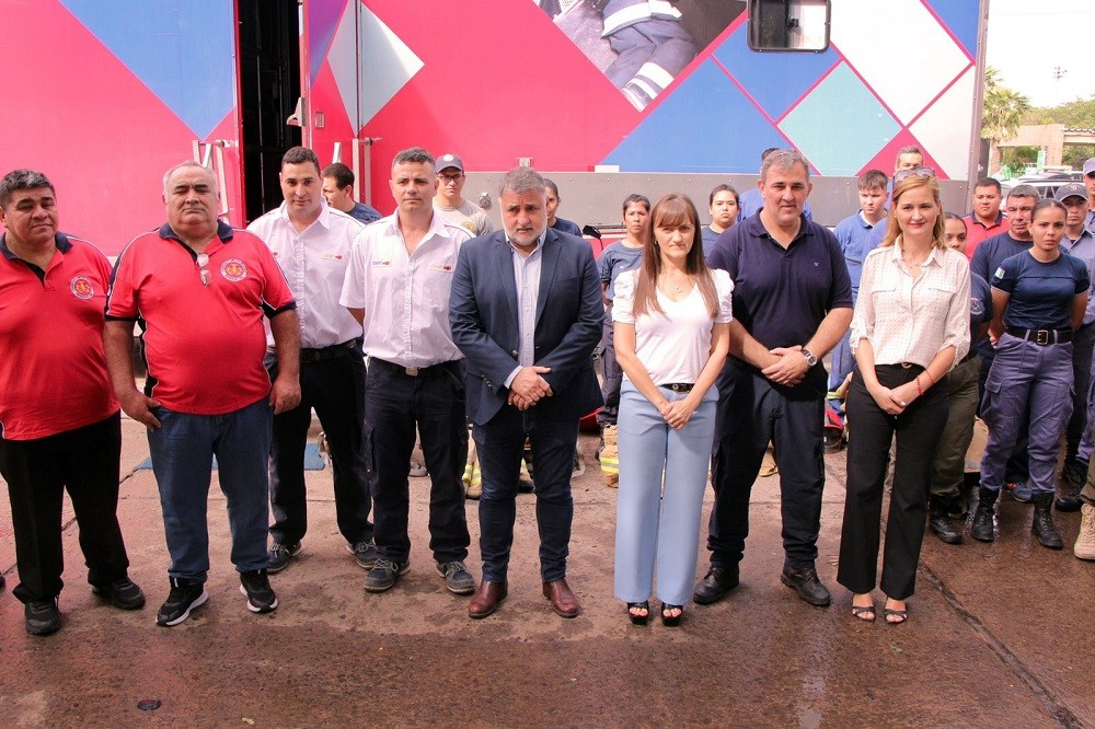 LA VICEGOBERNADORA SCHNEIDER PRESENTÓ EL SIMULADOR PARA EL ENTRENAMIENTO DE BOMBEROS EN ESPACIOS REDUCIDOS