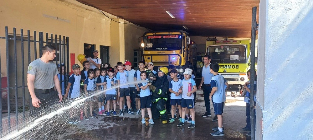 Villa Ángela: ALUMNOS DE LA UEGP Nº34 VISITARON EL CUARTEL DE BOMBEROS 