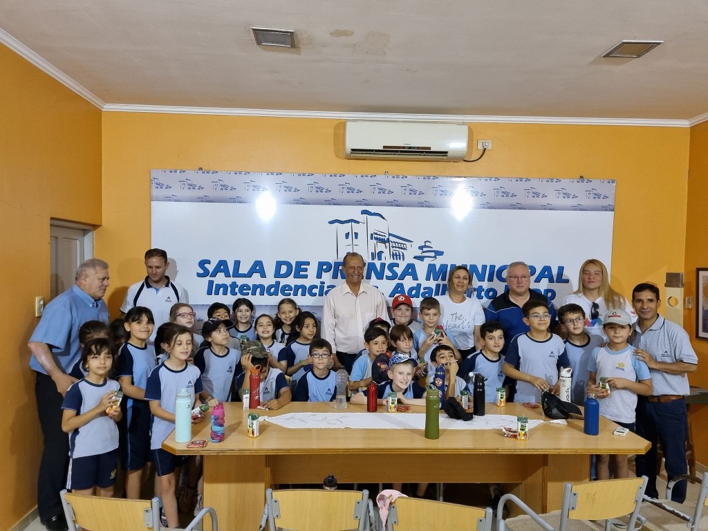 VISITA GUIADA DE LA ESCUELA ADVENTISTA A LA MUNICIPALIDAD DE VILLA ÁNGELA