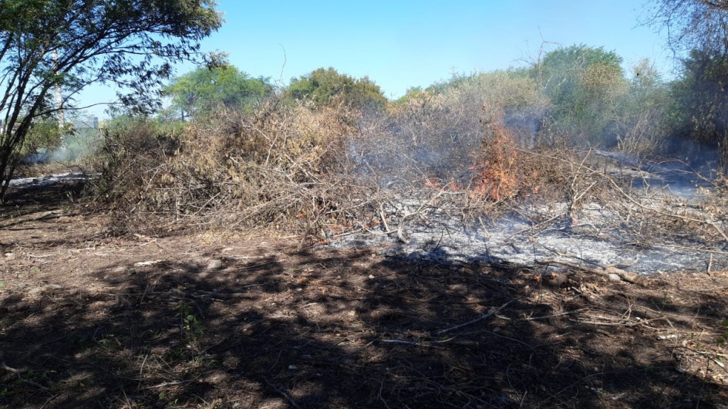 Villa Ángela: BOMBEROS ASISTIERON A LA EXTINCIÓN DEL INCENDIO DE PASTIZALES EN EL ACCESO NORTE DE LA CIUDAD