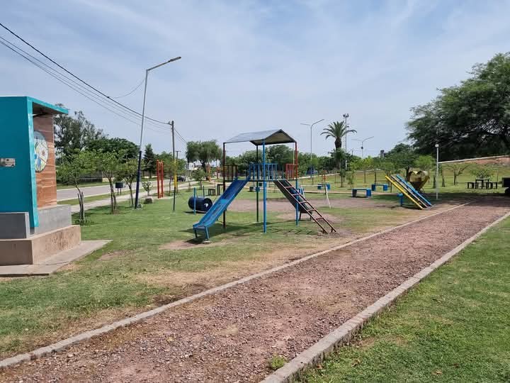 LA MUNICIPALIDAD DE VILLA ÁNGELA COLABORA EN LA RESTAURACIÓN DE LA PLAZA DEL CLUB DE LEONES