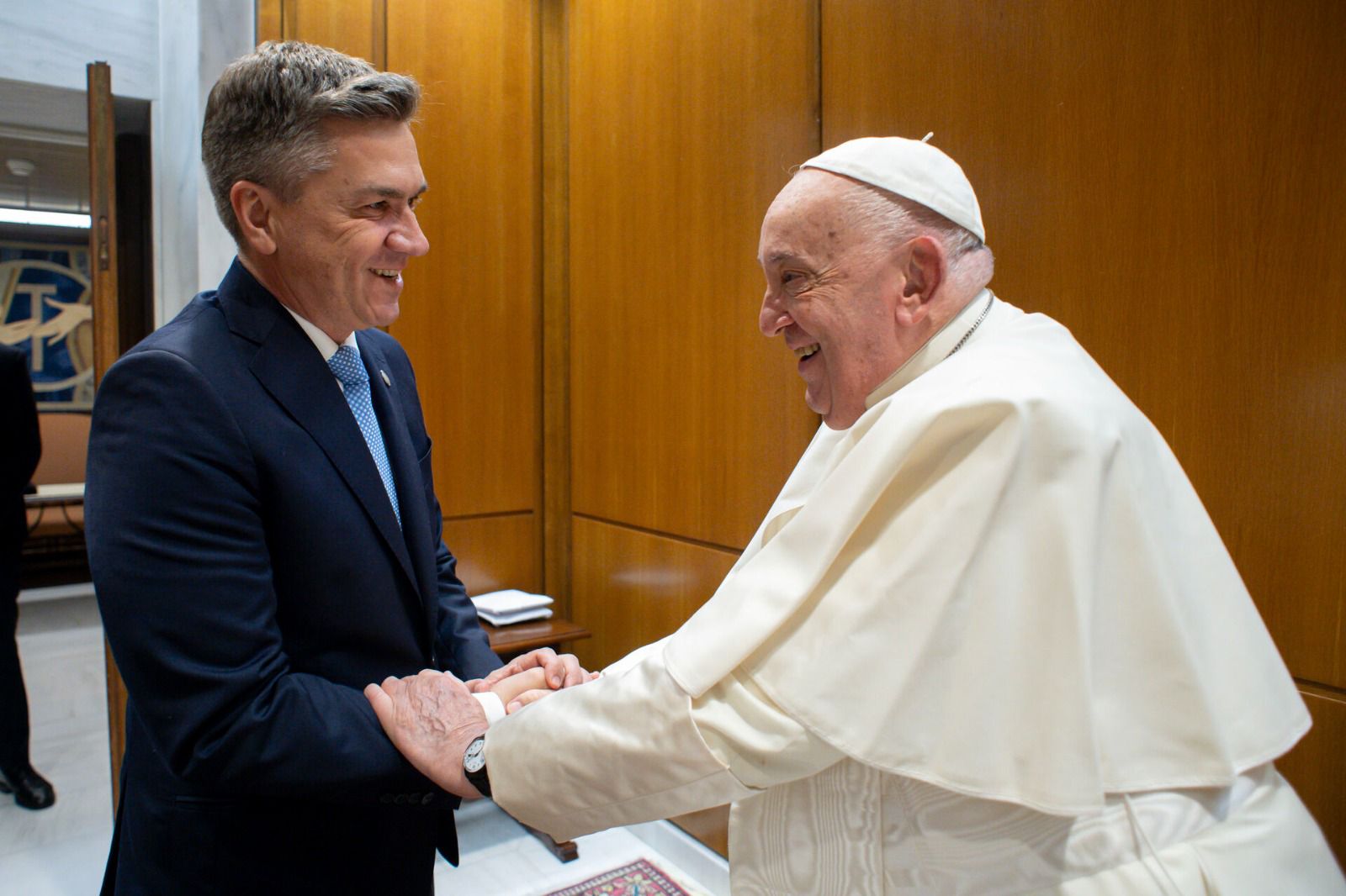 ENCUENTRO DEL GOBERNADOR ZDERO CON EL PAPA FRANCISCO: &ldquo;EL SANTO PADRE ENVI&Oacute; BENDICIONES PARA TODOS LOS CHAQUE&Ntilde;OS&rdquo;