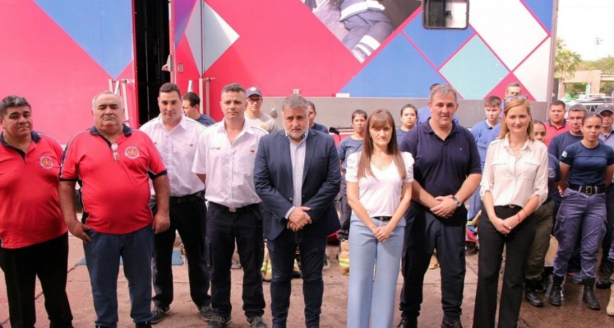 LA VICEGOBERNADORA SCHNEIDER PRESENT&Oacute; EL SIMULADOR PARA EL ENTRENAMIENTO DE BOMBEROS EN ESPACIOS REDUCIDOS