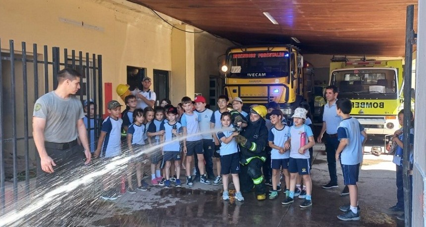 Villa &Aacute;ngela: ALUMNOS DE LA UEGP N&ordm;34 VISITARON EL CUARTEL DE BOMBEROS 