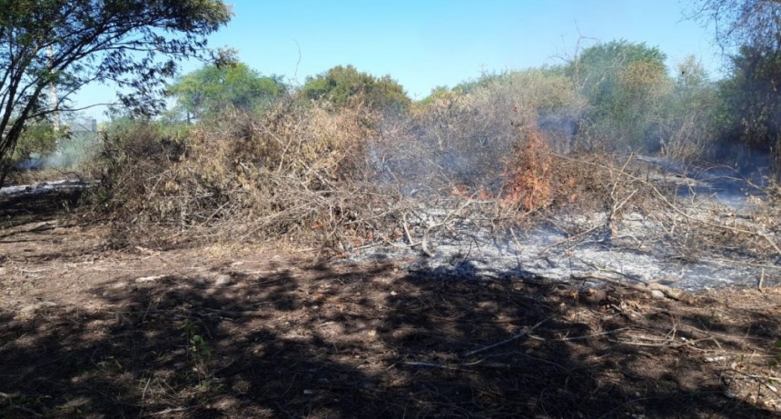 Villa &Aacute;ngela: BOMBEROS ASISTIERON A LA EXTINCI&Oacute;N DEL INCENDIO DE PASTIZALES EN EL ACCESO NORTE DE LA CIUDAD