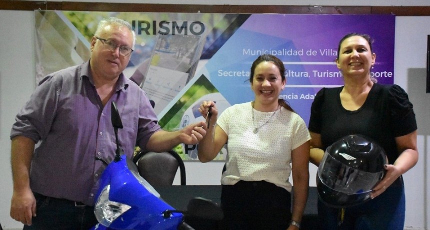 EL MUNICIPIO ENTREGO UNA MOTOCICLETA A EMPLEADA MUNICIPAL GANADORA DEL SORTEO POR EL D&Iacute;A DEL EMPLEADO MUNICIPAL