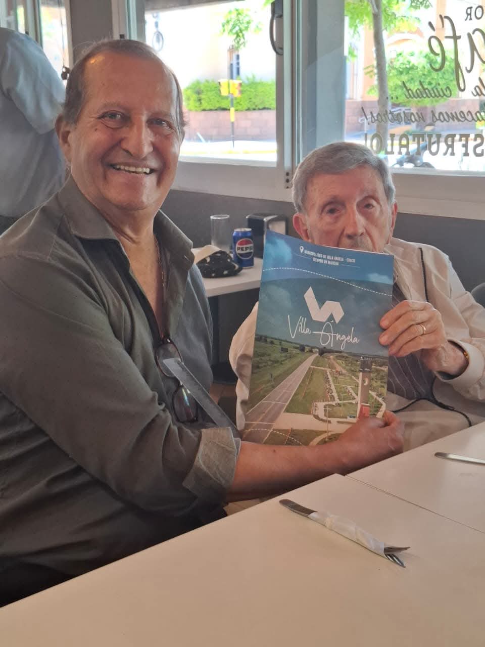 EL INTENDENTE PAPP ENTREGÓ A LUIS LANDRISINA LA RESOLUCIÓN QUE LO DECLARA VISITANTE HONORABLE