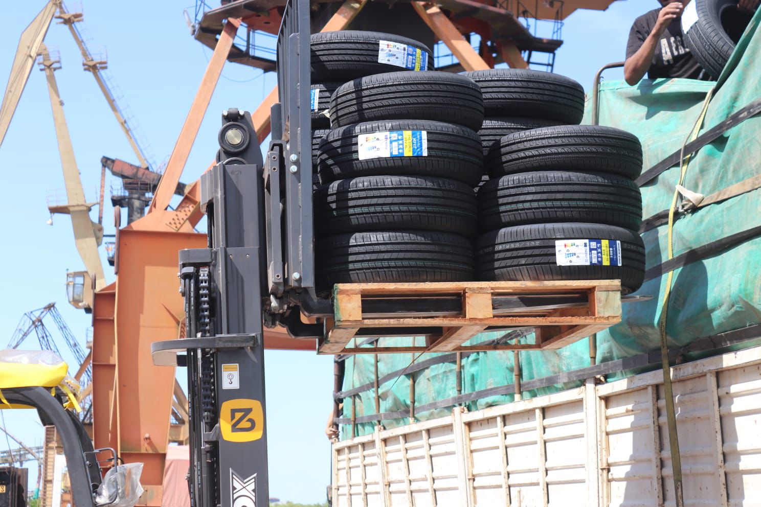 HISTÓRICA OPERACIÓN EN EL PUERTO DE BARRANQUERAS: ARRIBAN CUBIERTAS IMPORTADAS DESDE CHINA CON DESTINO FINAL A CÓRDOBA