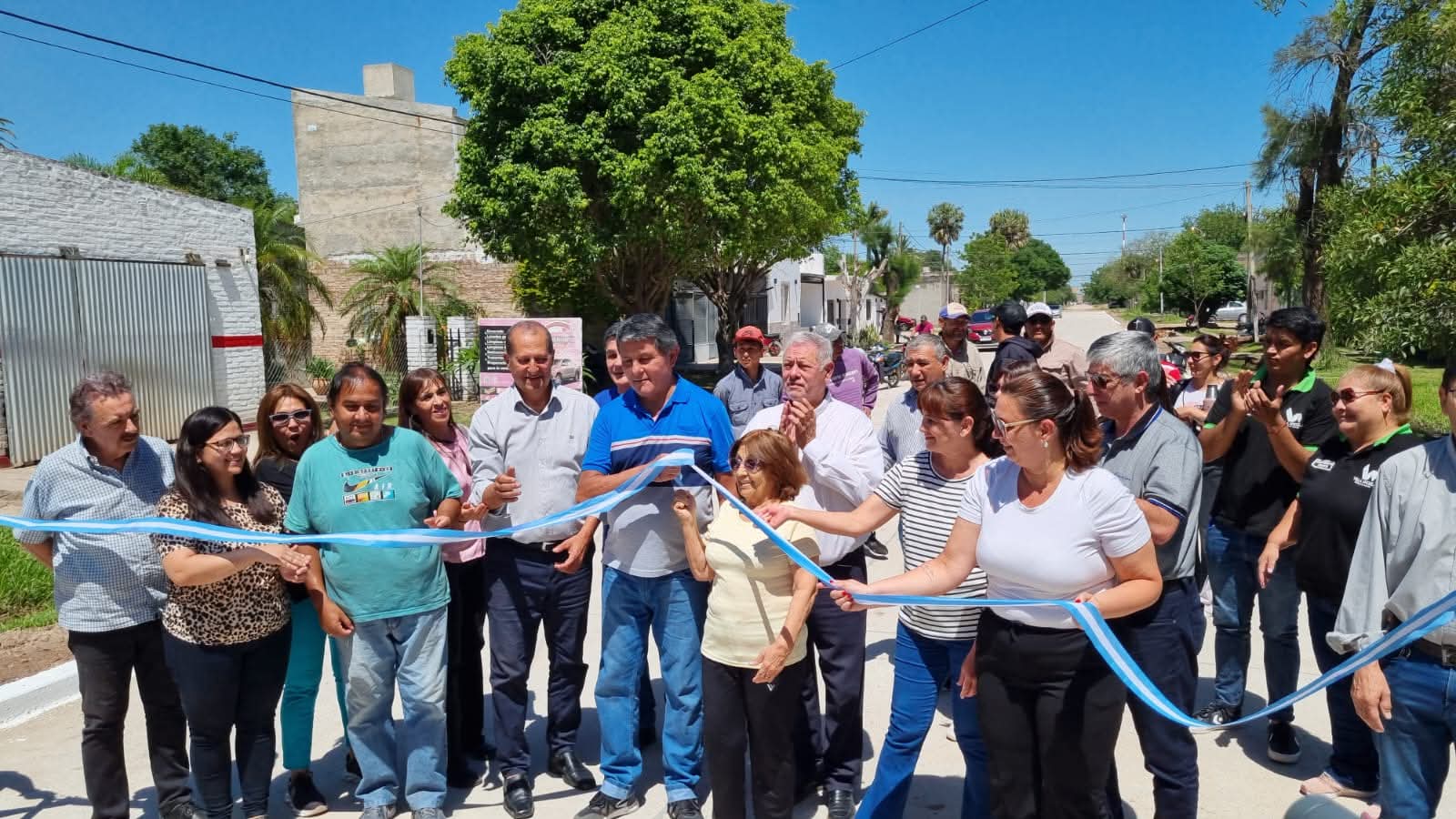 INAUGURACIÓN DE PAVIMENTO EN CALLE CONSTITUCIÓN: EL INTENDENTE PAPP Y LOS VECINOS CELEBRARON UNA OBRA MUY ESPERADA