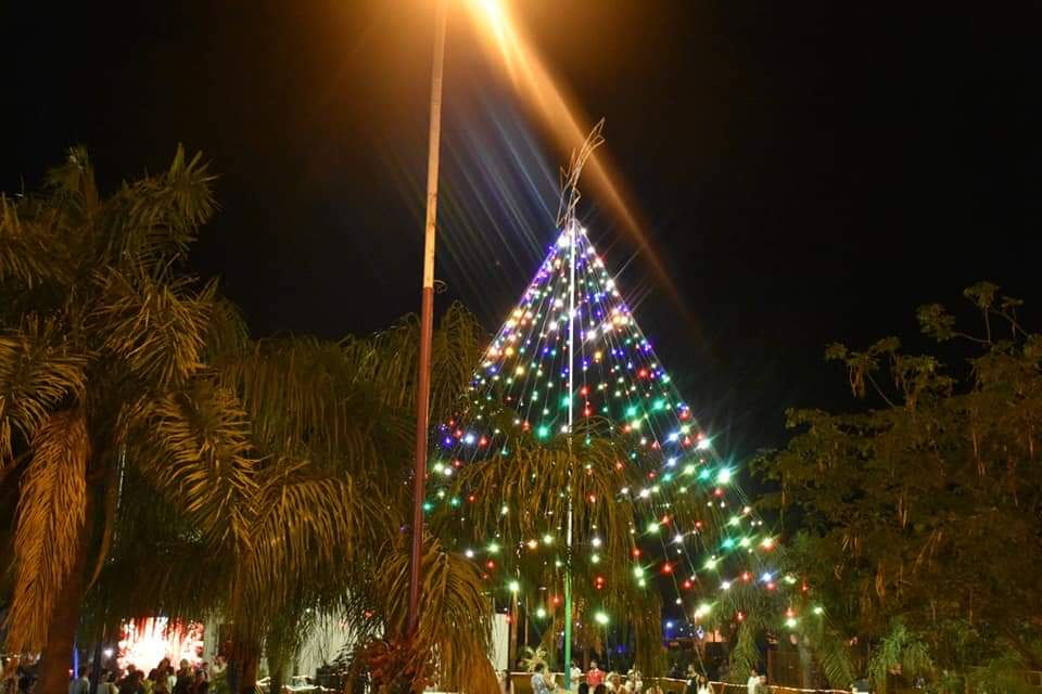 Villa &Aacute;ngela: EL MUNICIPIO REALIZ&Oacute; EL TRADICIONAL ENCENDIDO DE LUCES DEL &Aacute;RBOL DE NAVIDAD