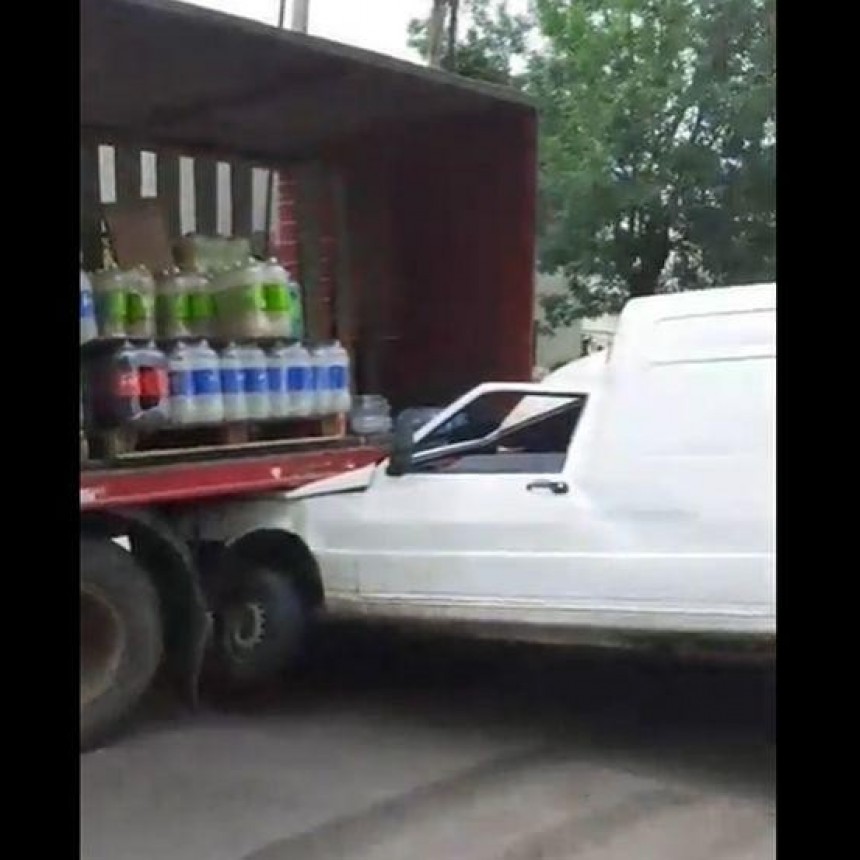 Un cami&oacute;n de gaseosas provoc&oacute; un choque m&uacute;ltiple en Resistencia: se le trab&oacute; la reversa