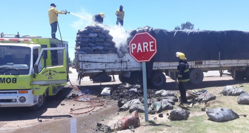 Villa &Aacute;ngela: SE INCENDI&Oacute; LA CARGA DE CARB&Oacute;N QUE LLEVABA UN CAMI&Oacute;N PERDIENDO 2 TONELADAS DE SU CARGA.