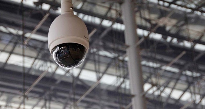 Villa &Aacute;ngela: POR UN DESCUIDO DEJ&Oacute; SU CELULAR EN UN COMERCIO Y LAS C&Aacute;MARA MUESTRAN A UN SEGURIDAD APODER&Aacute;NDOSE DEL ARTEFACTO