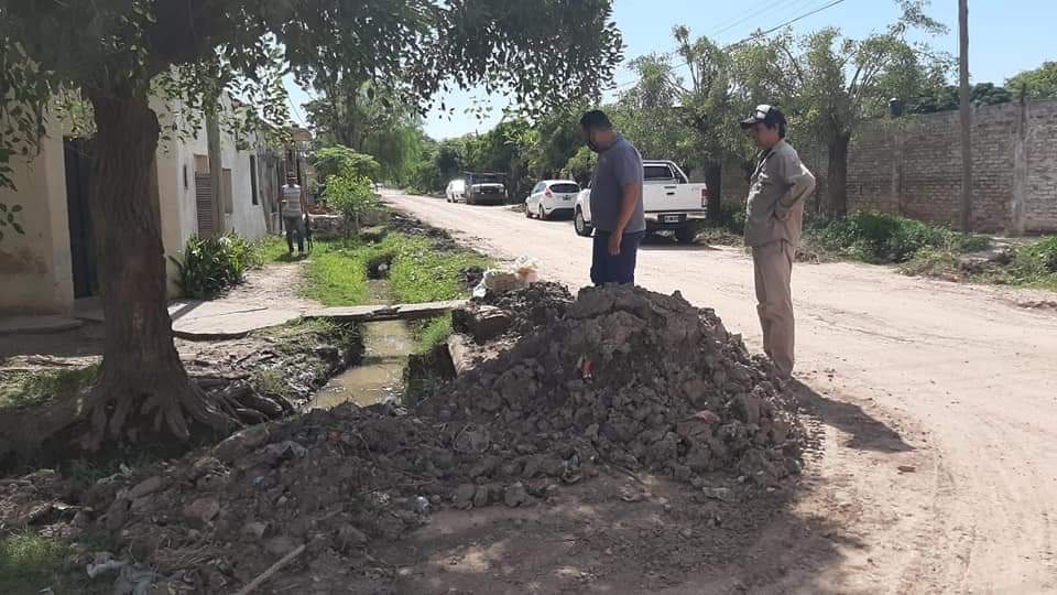 Villa &Aacute;ngela: EL MUNICIPIO  DESARROLLA MANTENIMIENTO GENERAL EN EL MARCO DE LAS FIESTAS DE FIN DE A&Ntilde;O, REPARACI&Oacute;N DE ALCANTARILLAS Y LIMPIEZA DE CUNETAS