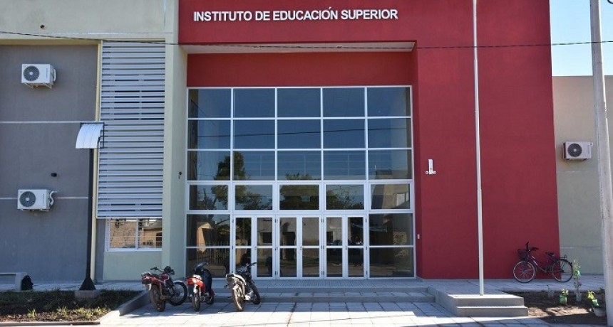 Villa &Aacute;ngela: EL IESVA COMIENZA LAS PREINSCRIPCIONES PARA NUEVAS CARRERAS | GUILLERMO BUYATTI: &ldquo;Podemos demostrar que las carreras y las tecnicaturas coexisten y ambas tienen la misma importancia&rdquo;