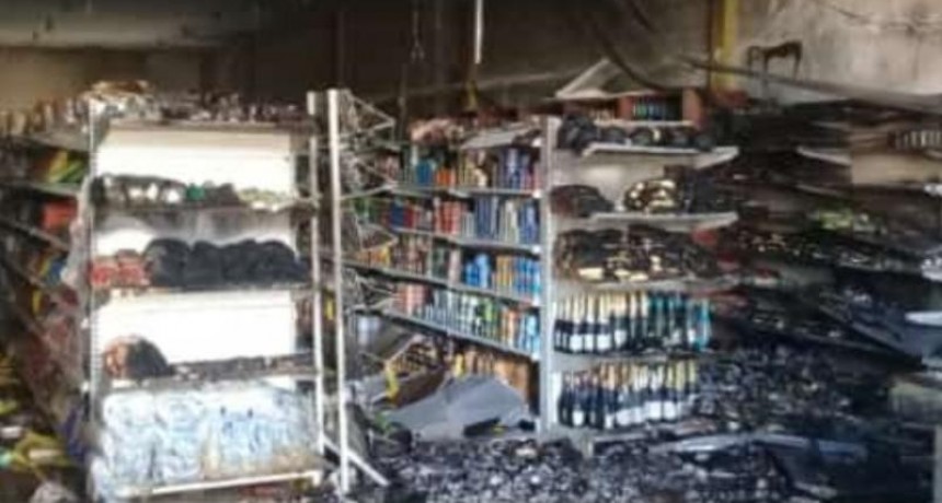 Los Frentones: Se incendi&oacute; un supermercado chino: la Polic&iacute;a custodia el lugar por posibles saqueos