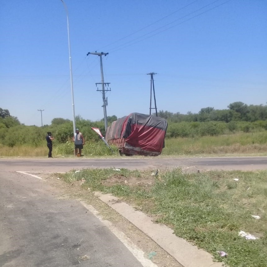 Villa &Aacute;ngela: UN CAMI&Oacute;N PIERDE EL CONTROL EN LA ROTONDA DE INTERSECCI&Oacute;N DE RUTA 95 Y RUTA 13
