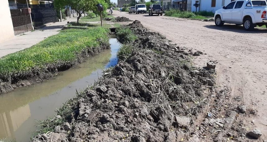 Villa &Aacute;ngela: EL MUNICIPIO REALIZA CUNETEO, LIMPIEZA DE ALCANTARILLAS Y CORTE DE PASTO