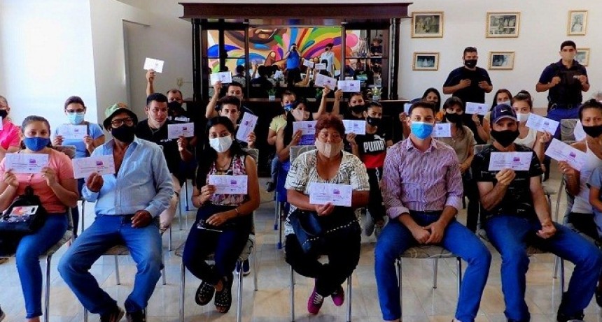 Villa Berthet: SE REALIZ&Oacute; LA ENTREGA DE TARJETAS DEL PROGRAMA "VIVIENDA ADECUADA"