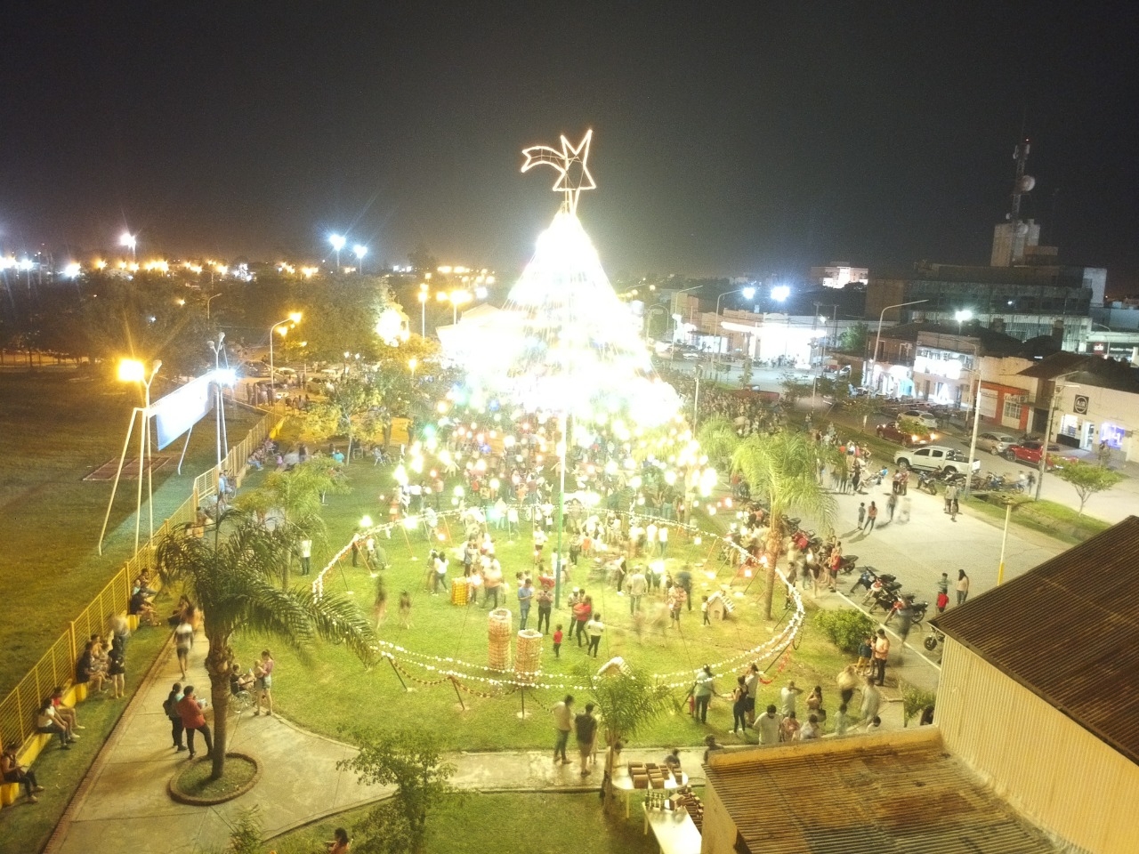 Villa Angela: EL MUNICIPIO REALIZ&Oacute; EL TRADICIONAL ENCENDIDO DE LUCES DEL &Aacute;RBOL DE NAVIDAD