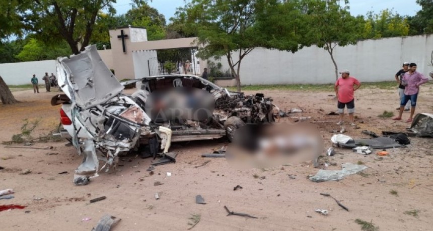 Im&aacute;genes impactantes: terrible siniestro vial en el acceso a Tres Isletas dej&oacute; al menos dos muertos
