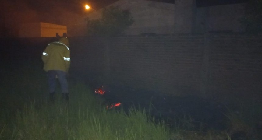 Villa &Aacute;ngela: LA DIVISI&Oacute;N DE BOMBEROS INTERVIENE EN UN INCENDIO DE PASTIZAL EN CERCAN&Iacute;A A VIVIENDAS