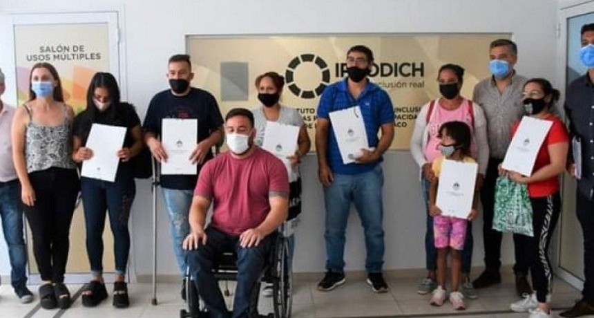 Acceso a la Tierra: EL GOBIERNO ENTREG&Oacute; LOTES CON SERVICIOS A PERSONAS CON DISCAPACIDAD DE QUITILIPI
