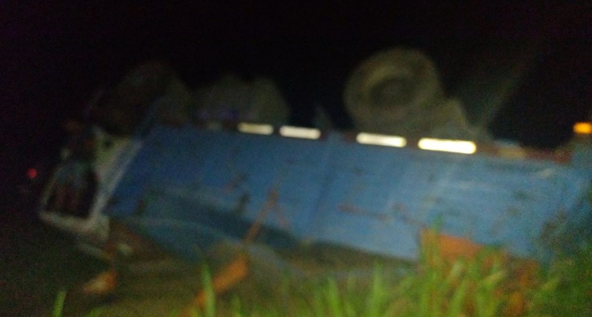 Villa Berthet: UN CAMI&Oacute;N VOLC&Oacute; EN RUTA PROVINCIAL N&deg;4